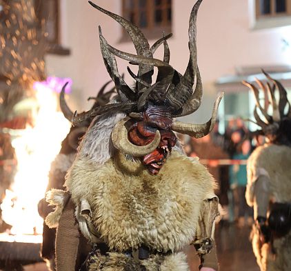 Traditioneller Perchtenlauf in Maishofen